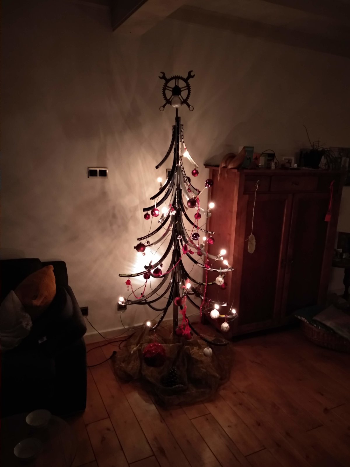 Kerstboom Upcycle Your Christmastree Van Fietsvelgen Versiert Met Licht, Slingers En Ballen