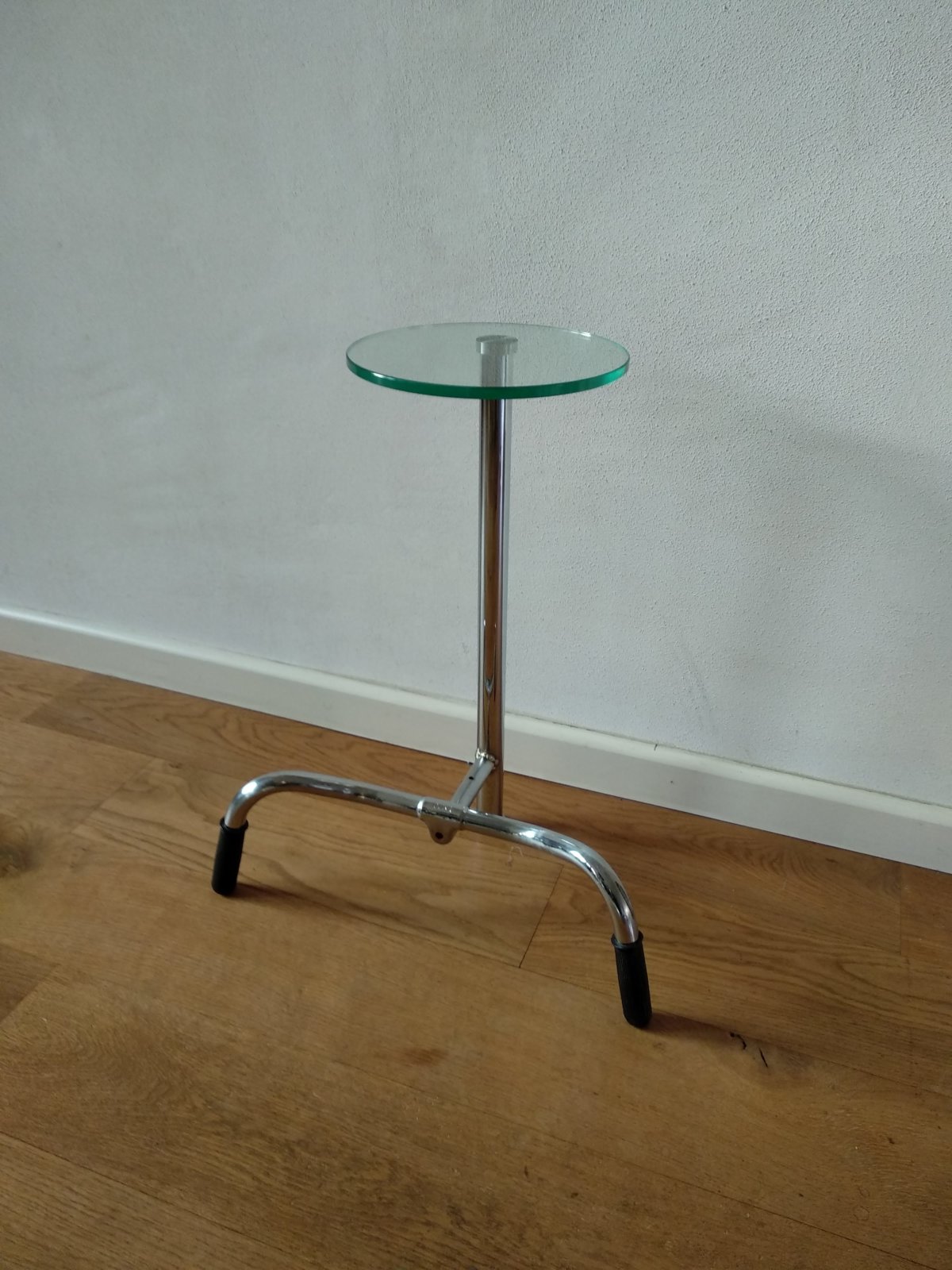 Design Bijzettafel EMPO Met Glazen Tableau En Verchroomd Metalen Stuur En Stang