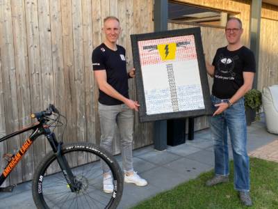 Hubert Van Soest Overhandigd Jeroen Van Eck NL Kampioen E-MTB Mountainbike Schilderij