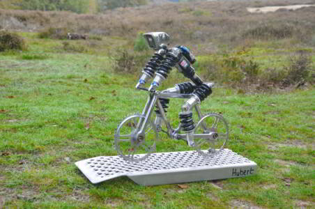 MOuntainbiker Met Rugzak Sculptuur Fietskunstenaar Hubert Van Soest Decreatievelink